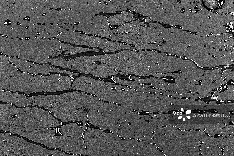 玄武岩或花岗岩黑色石面上的水滴图片素材