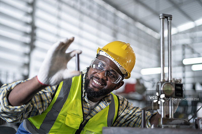 质量控制工程师在制造工厂使用铣床非裔美国人男性技术员图片素材