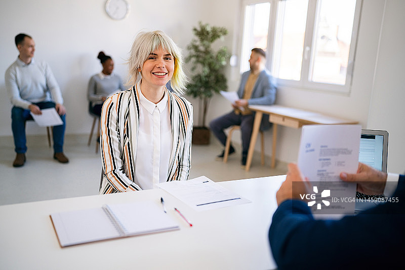 白人女性候选人正在与男性招聘人员进行面试图片素材