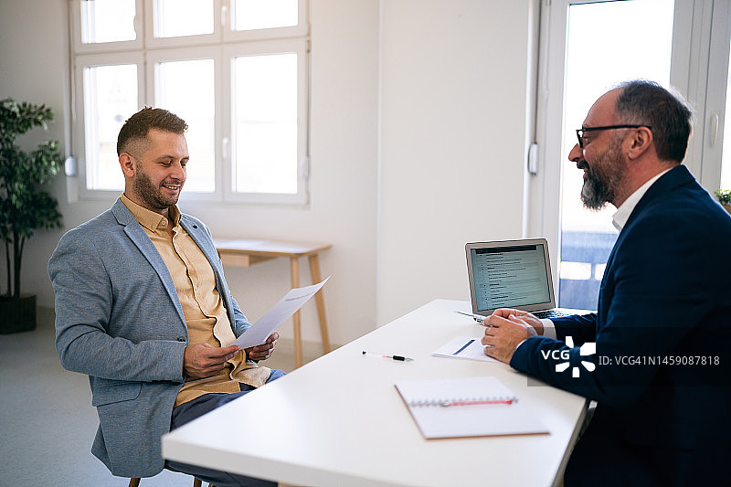 参加面试的男士与招聘人员图片素材