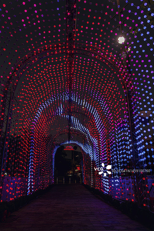 色彩缤纷的圣诞灯光隧道图片素材