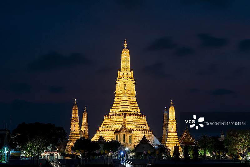 泰国曼谷郑王庙湄南河日落图片素材