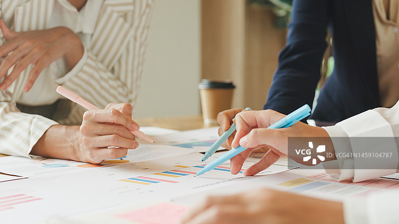 办公室里，多元文化商业团队在公司会议期间集思广益讨论项目特写。金融公司图片素材