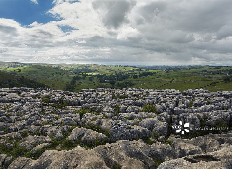英国约克郡山谷马勒姆湾石灰岩地面全景图片素材