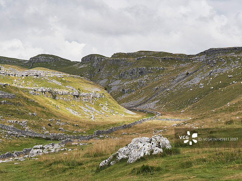 英国约克郡山谷马勒姆湾周围的景观图片素材