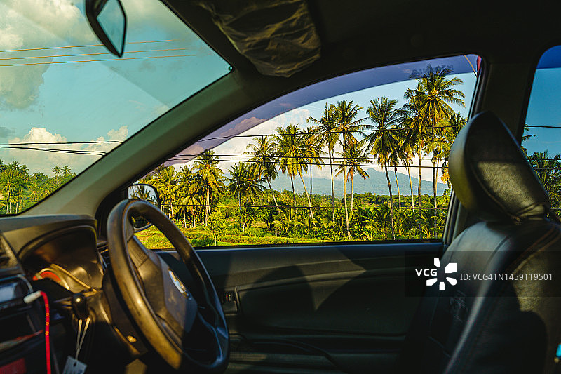 龙目岛棕榈树田园风光中的空租车图片素材