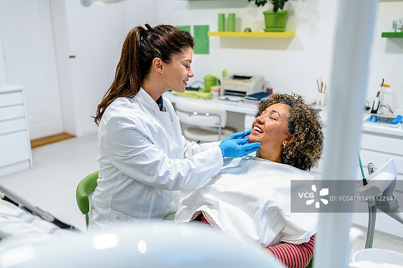 中年妇女在牙医处检查牙齿图片素材