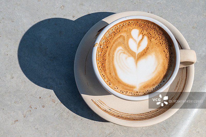 桌子上的一杯拿铁咖啡图片素材