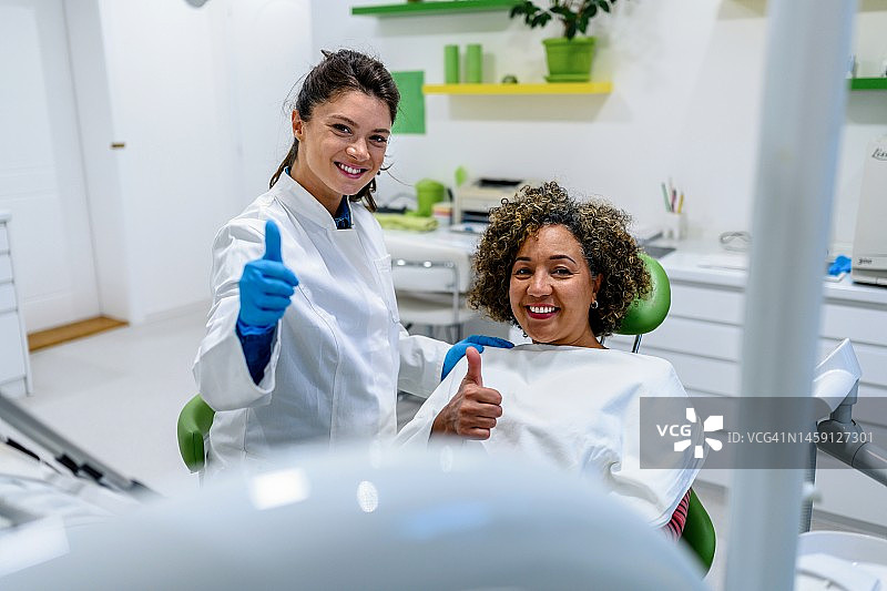 牙医和患者在牙科诊所办公室图片素材