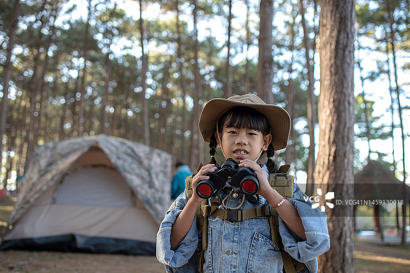 年轻女孩用双筒望远镜观察自然图片素材
