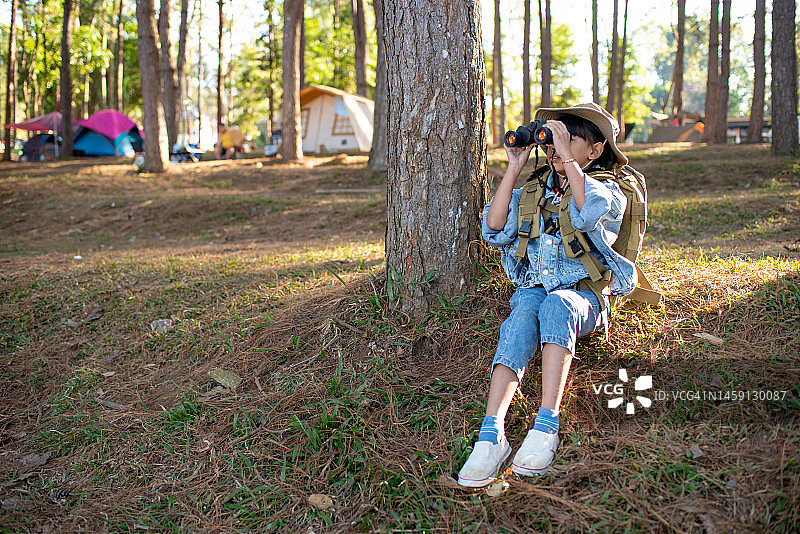年轻女孩用双筒望远镜观察自然图片素材