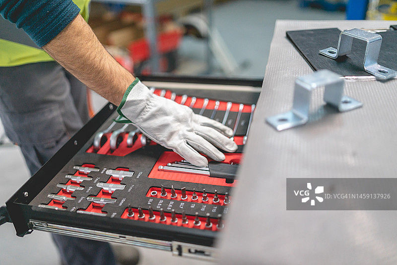 车间工人操作工具的手图片素材