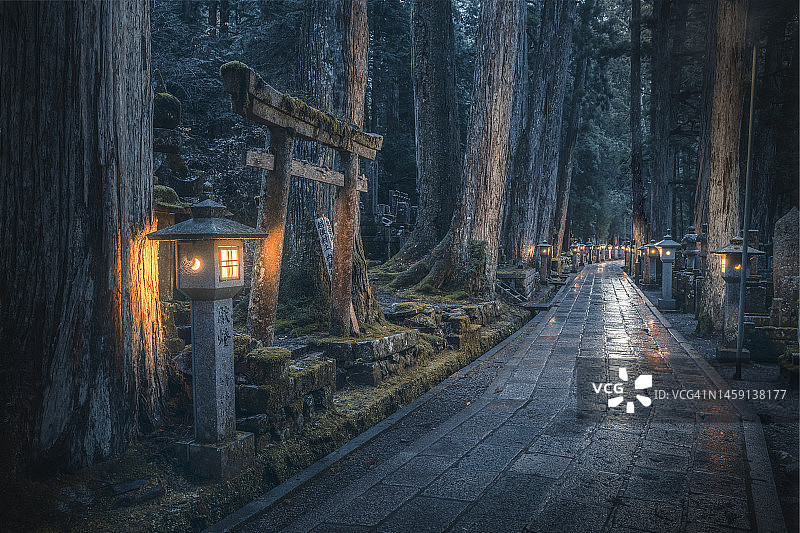 日本高野山奥之院墓地图片素材