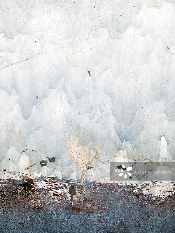 巴黎金属板上带有铜绿的灰白色油漆层图片素材