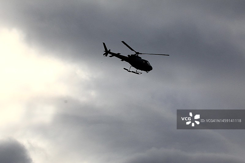 飞行中直升机的轮廓图片素材