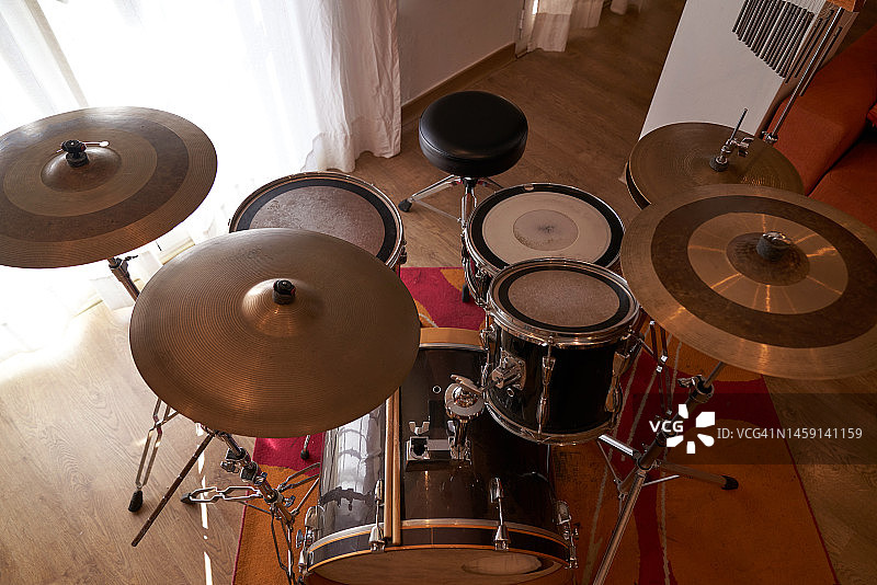 客厅里的鼓组图片素材