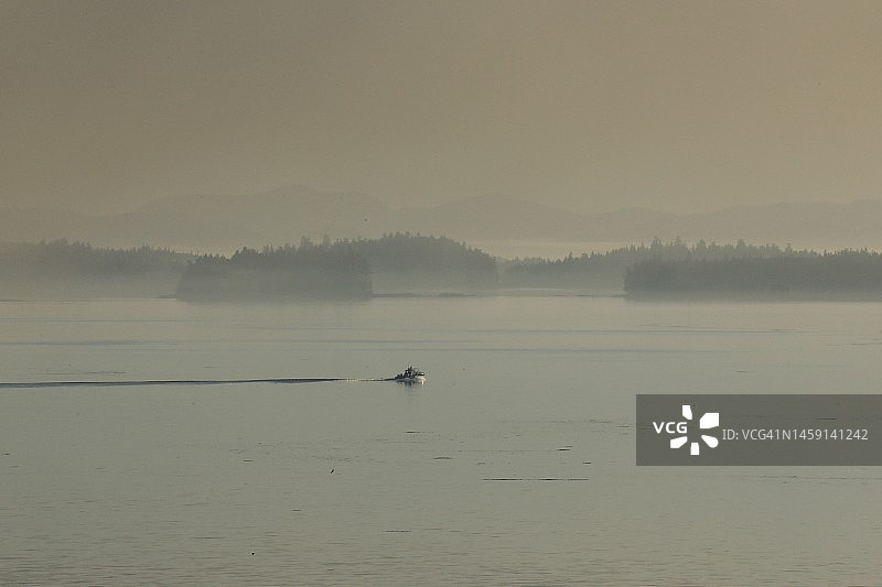 远处的快艇-太平洋西北海岸图片素材