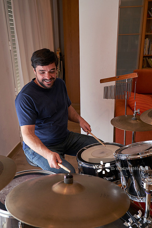男人在客厅里打鼓图片素材