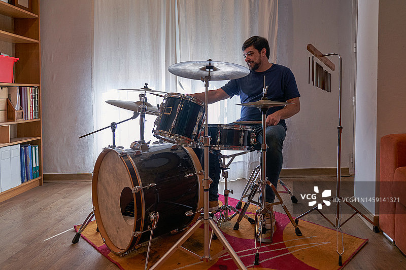 男人在客厅里打鼓图片素材