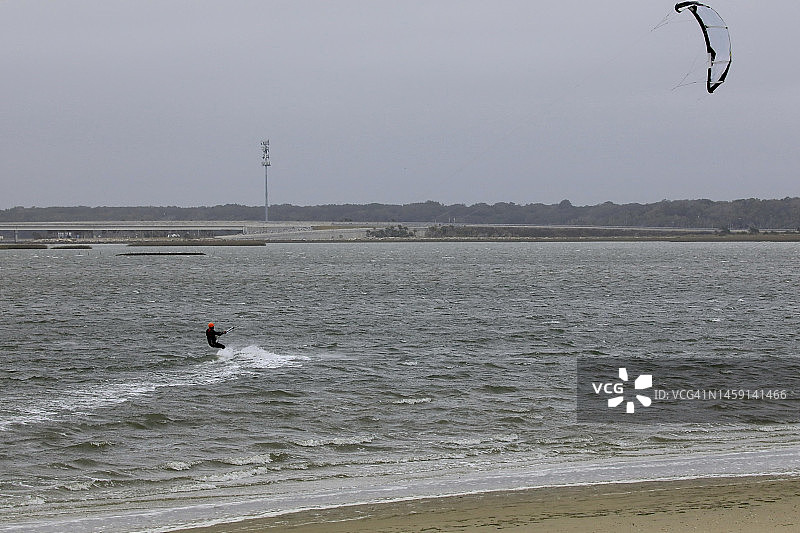 水上自由式风筝冲浪图片素材