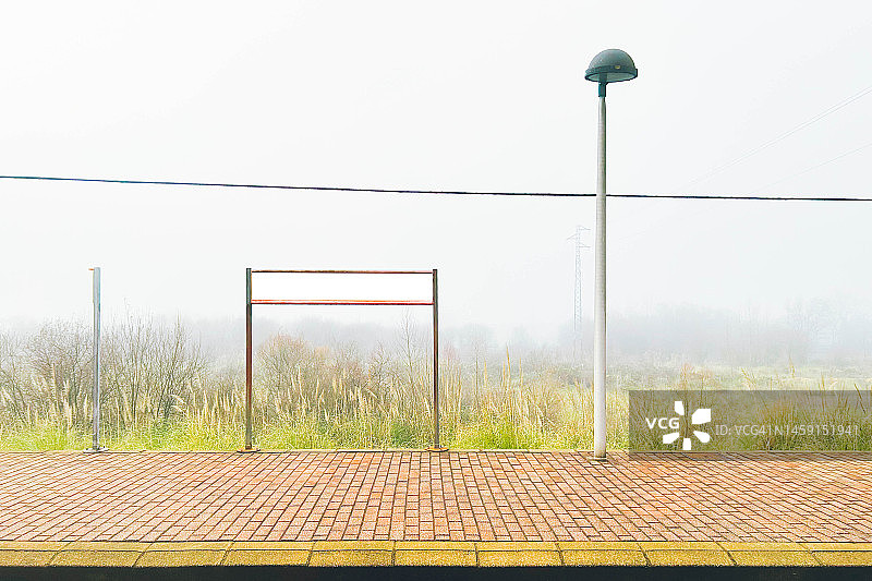 雾天车站站台上的空置广告牌图片素材