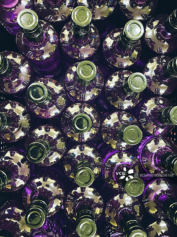 俯视角度的酒瓶图片素材