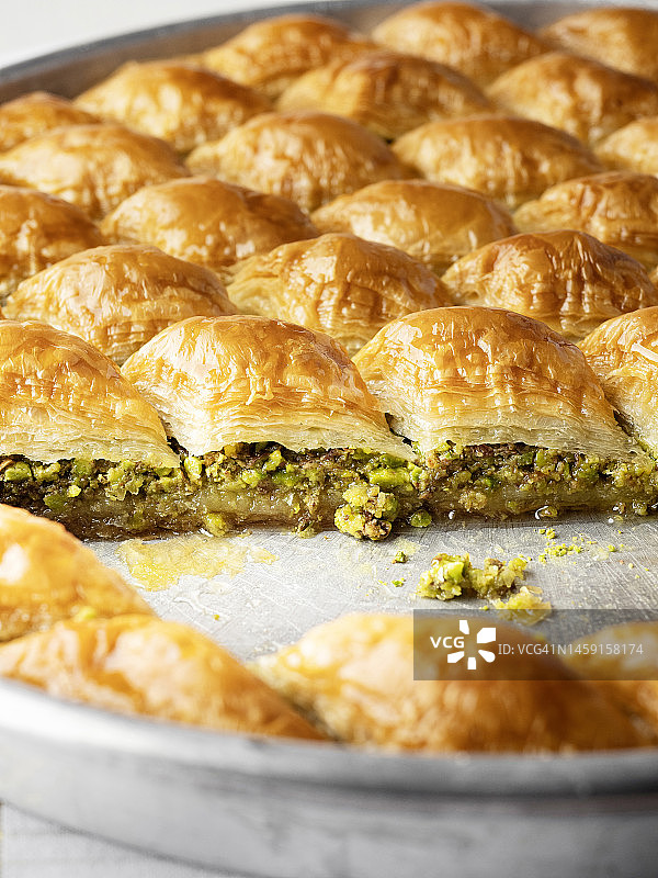 开心果果仁蜜饼，白色背景上的托盘果仁蜜饼，传统土耳其美食，果仁蜜饼图片素材