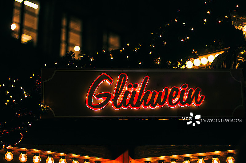 慕尼黑圣诞市场上的热红酒标志特写图片素材