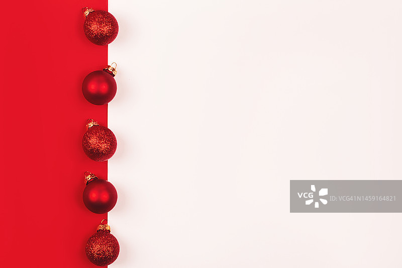 红色和白色背景上的圣诞装饰品图片素材