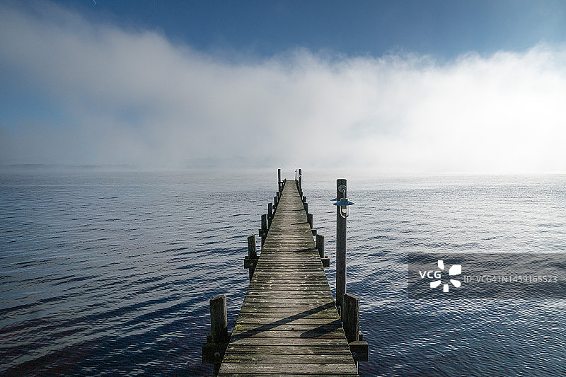雾中的基姆湖木制人行桥，德国巴伐利亚图片素材