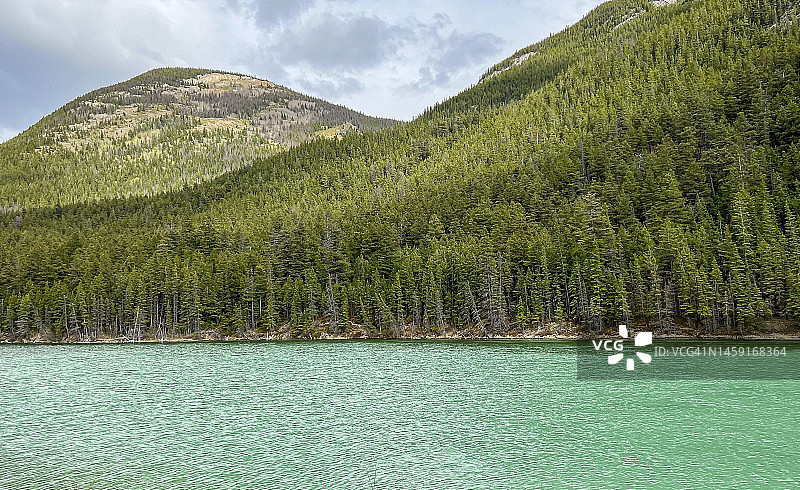 加拿大荒野中的冰川湖图片素材