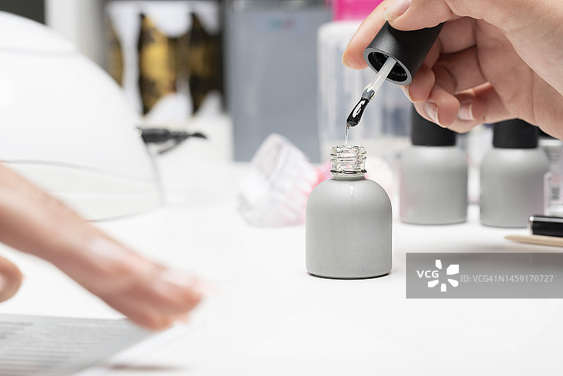 美甲师正在做美甲图片素材