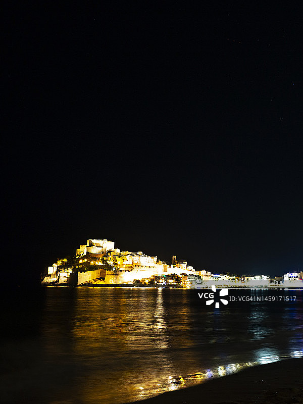 西班牙瓦伦西亚社区的佩尼斯科拉海滨夜景图片素材