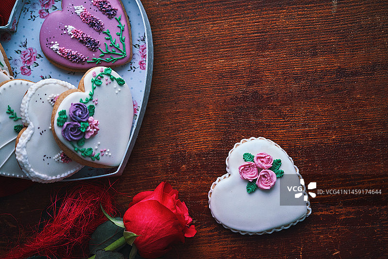 装饰的红玫瑰心形饼干图片素材
