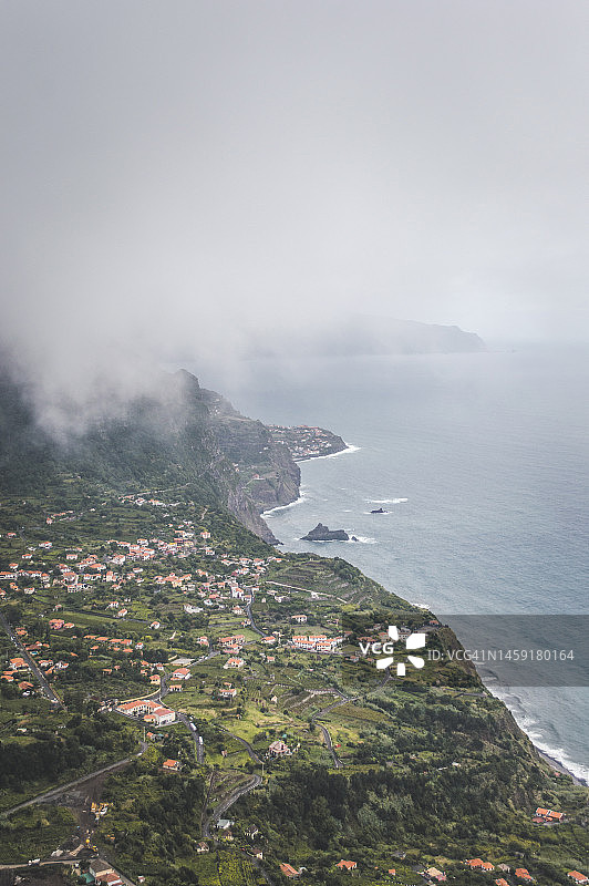 崎岖海岸线和茂盛山丘的航拍图片素材
