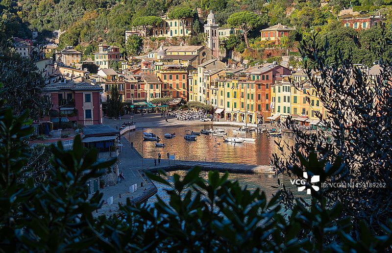 空中视角：日落时分的海岸村庄和港口，意大利利古里亚热那亚的 Portofino图片素材