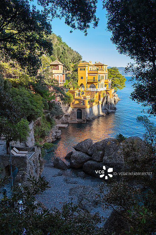 意大利利古里亚热那亚的五彩悬崖房屋海湾风光图片素材