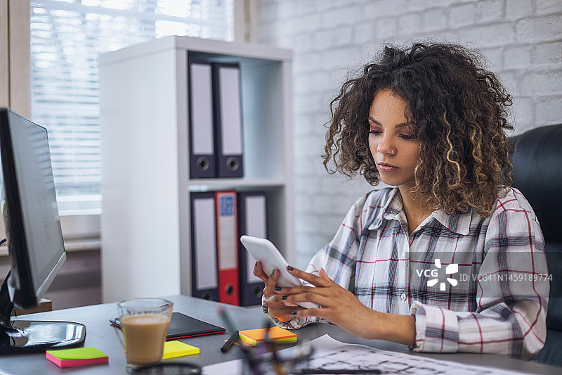 用智能手机发短信的女商人图片素材