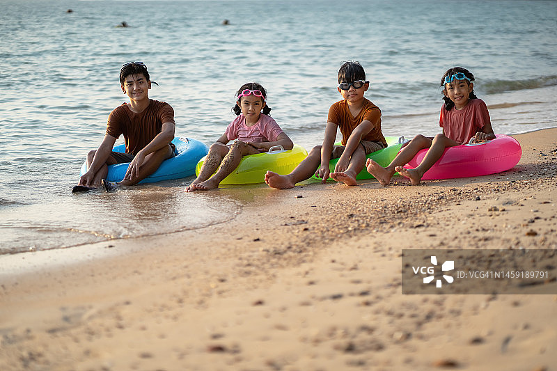 孩子们在海滩上玩耍橡胶圈图片素材