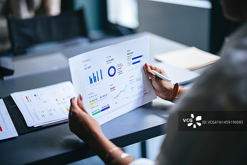 女子在咖啡馆手持文件特写照片图片素材