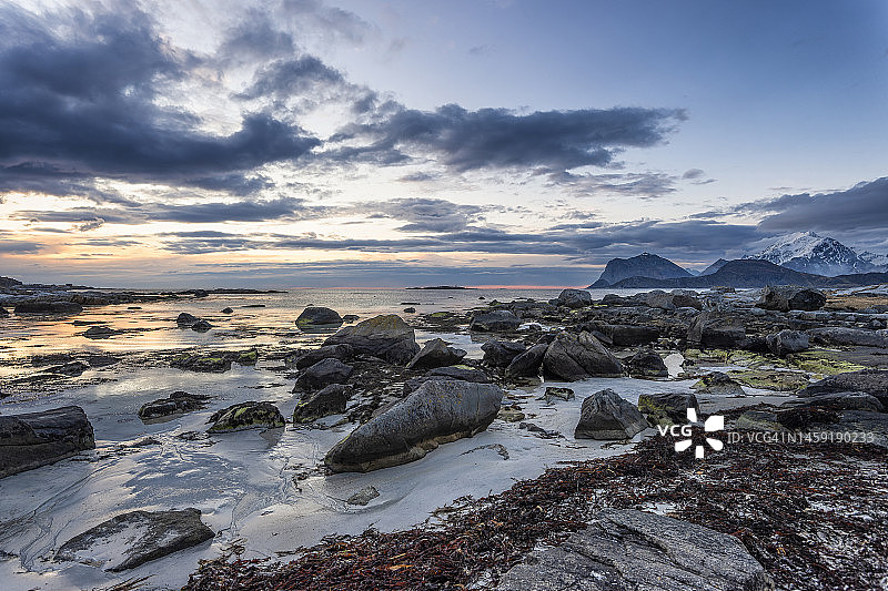 挪威诺德兰郡罗弗敦群岛的岩石海滩海岸线上的日落图片素材