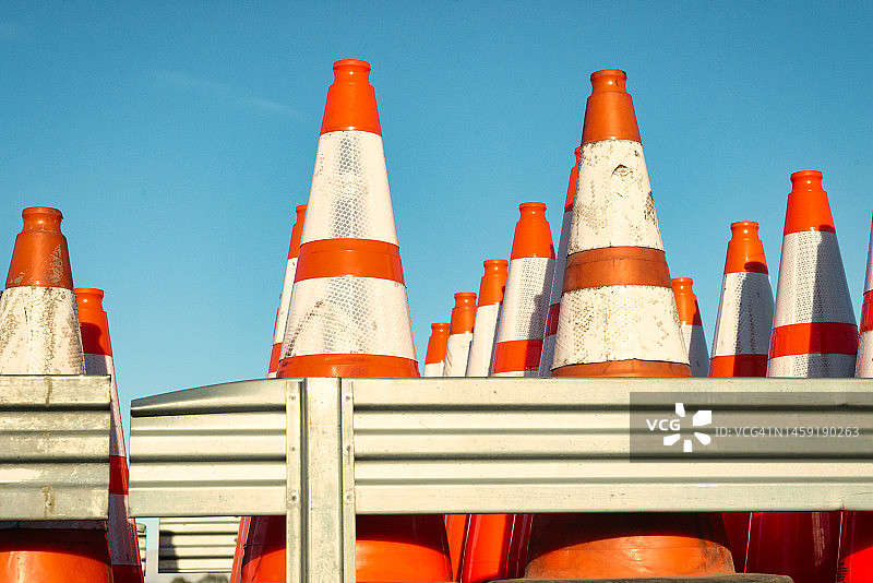 卡车后部一排排施工锥筒的特写图片素材