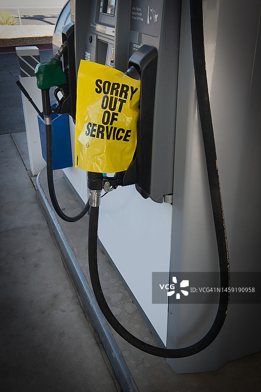 美国加油站的汽油泵上的“暂停服务”标志图片素材