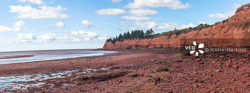 加拿大爱德华王子岛海滩上的红色黏土悬崖图片素材