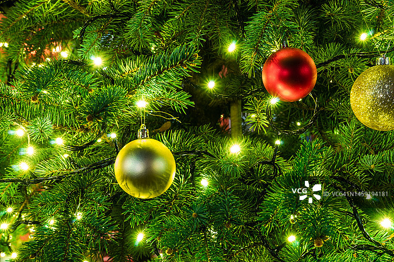 圣诞树上的圣诞球和彩灯特写图片素材