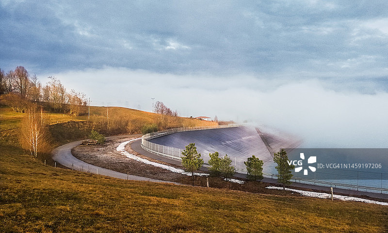 晨雾中的水库湖图片素材