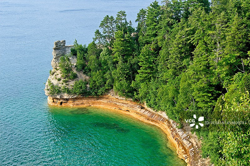 画岩国家湖岸 苏必利尔湖壮丽岩石海岸线图片素材