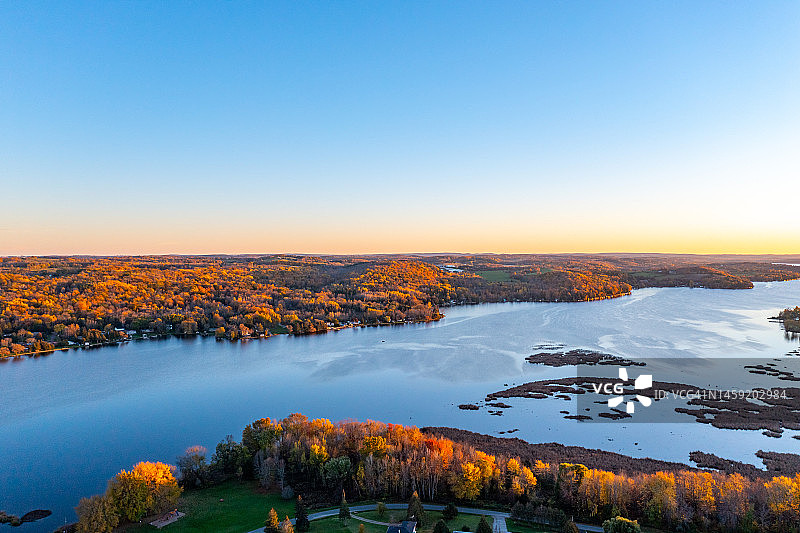 加拿大黑斯廷斯的空中米湖和特伦特河图片素材