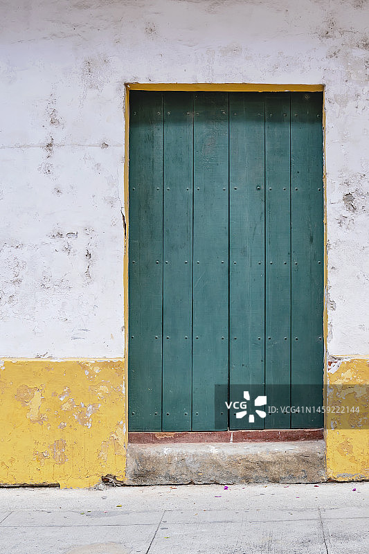 巴拿马老城区风化墙上的木门图片素材