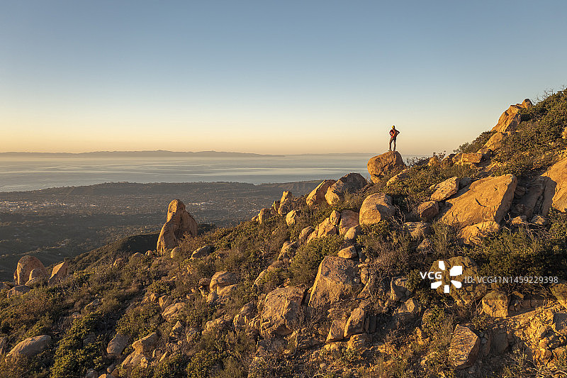 徒步者在圣巴巴拉之上圣伊内斯山脉大教堂峰小径上的女人，可欣赏海峡群岛的景色图片素材